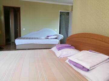 Трехместный номер «Комфорт» с душем в Гостевом доме Guest House Villa Roza